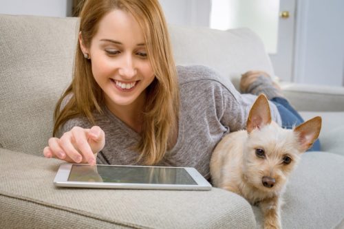 Frau mit Hund