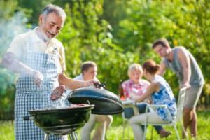 eine Hausgemeinschaft beim Grillen