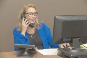 Frau telefoniert mit Vermieter