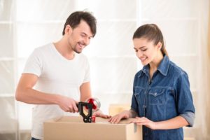 Paar packt Umzugskartons